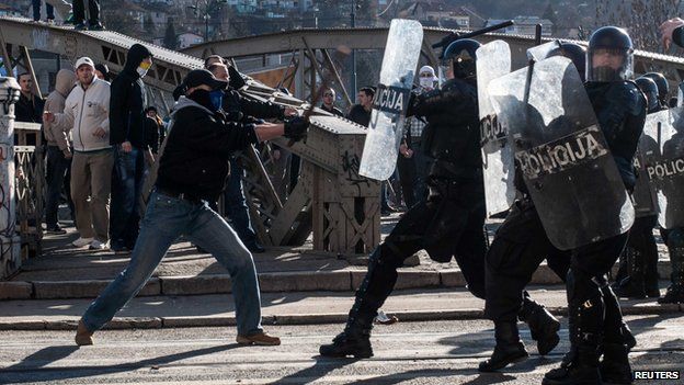 Anti-government protesters clash with police in Sarajevo February 7, 2014