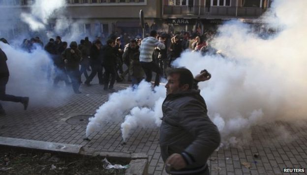 Kosovo students clash with police in Pristina - BBC News