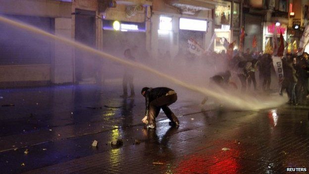 water cannon Istanbul 08 Feb 14