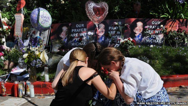 Fans grieve outside the rented Holmby Hills home of music legend Michael Jackson after his recent death, in Los Angeles on 29 June 2009.