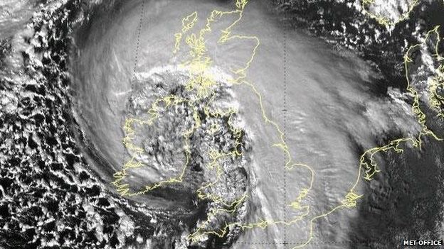 Roedd rhybudd y gallai gwyntoedd 100mya effeithio ar yr arfordir