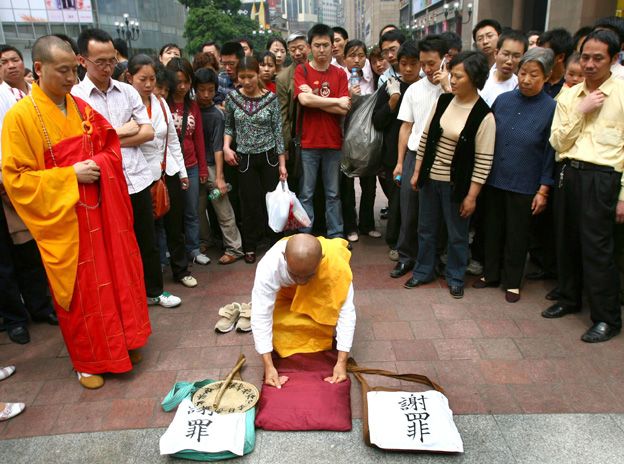 Japanese monk apologising in China