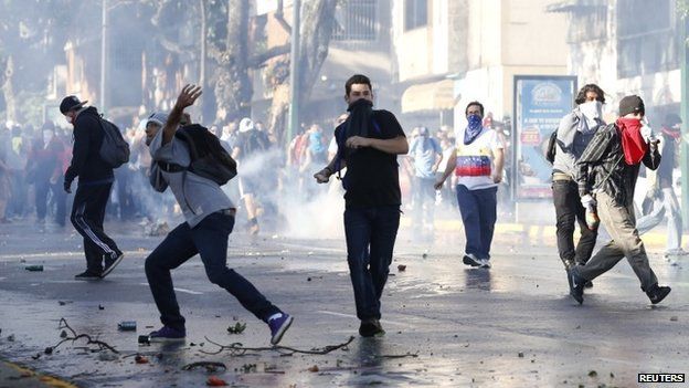 Pro and anti-Maduro marches gather thousands in Venezuela - BBC News