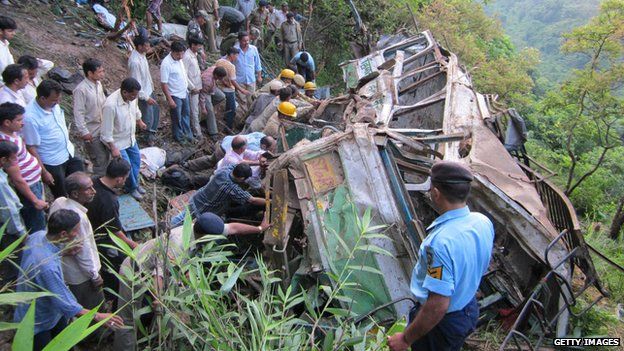 Resuers manhandle crashed bus on Indian hillside
