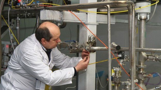 Инспекторы МАГАТЭ проверяют отключение соединений между каскадами центрифуг на заводе по обогащению урана в Натанзе (20 января 2014 г.)