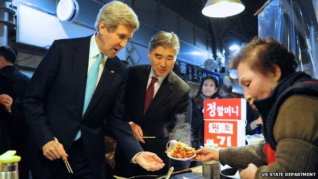 John Kerry buys tteokbokki in Seoul