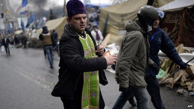 Priest rushes to give last sacraments to wounded protester, Kiev (20 Feb)