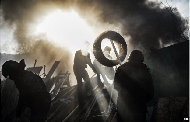 Protesters build a barricade on February 21, 2014 at the Independent square in Kiev.