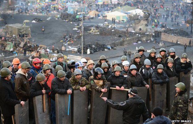 Anti-government protesters man the front line barricades following yesterdays clashes with police in Independence square, on February 21
