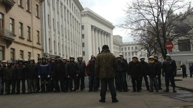 Opposition guards outside parliament building in Kiev, Ukraine (22 Feb 2014)