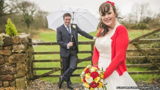 Tweeted stars join in Steven and Ceri Williams' wedding video - BBC News