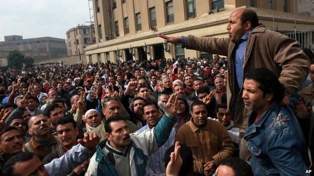Textile workers demand higher wages during a strike in Mahalla al-Qubra in Egypt (15 February 2014)
