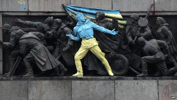 Photo of a soviet monument in Sofia after being painted in Ukraine's colours (23 February 2014)