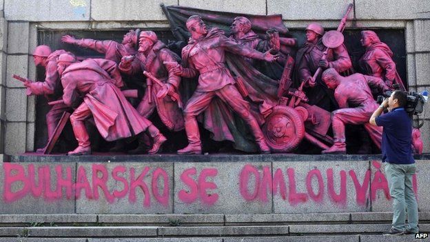 Photo of a Soviet monument in Sofia after being painted in pink (21 August 2013)