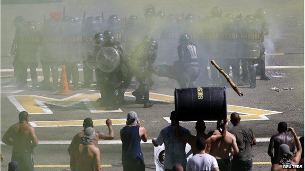 Brazil riot police simulate angry crowd control in Rio - BBC News