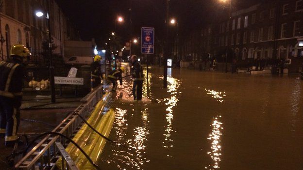 Flooding shuts Clapham Road, in south-west London - BBC News