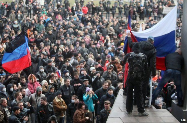 Protesters in Donetsk raise a Russian flag, 1 March
