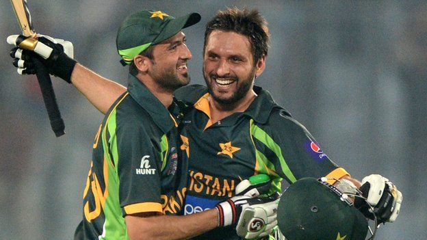 Junaid Khan and Shahid Afridi celebrate Pakistan's victory