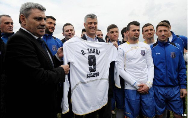 Prime Minister Hashim Thaci (holding shirt) met the players on the eve of the game