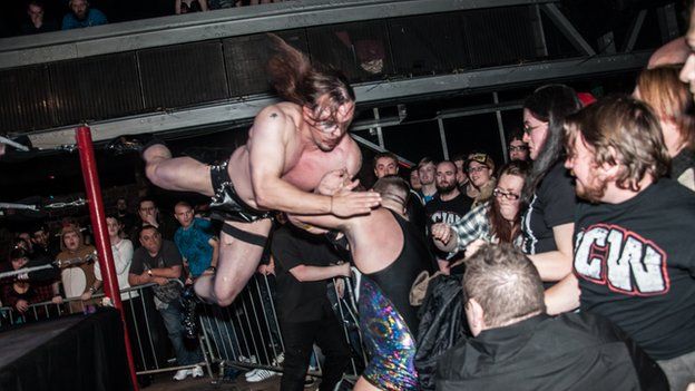 Insane fight club: Reinventing wrestling for a new generation - BBC News