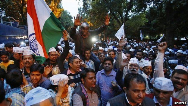 Delhi arrests after BJP-AAP supporters clash - BBC News