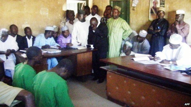 Two men appear before an Islamic court in Bauchi, Nigeria (22 January 2014)