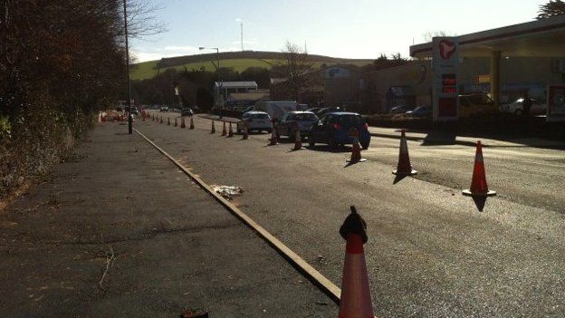 Douglas's Peel Road surface to be re-laid - BBC News