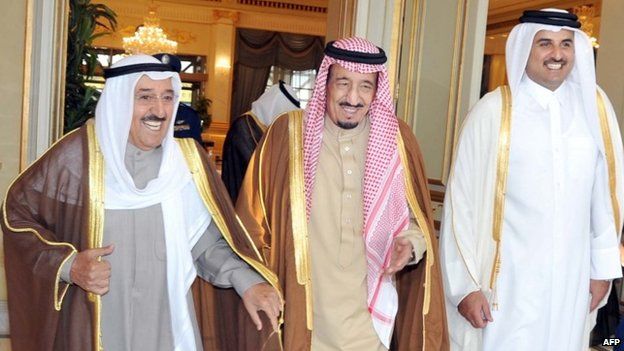 Saudi Arabia's Crown Prince Salman bin Abdul Aziz Al Saud (C) escorts Kuwait's Emir Sheikh Sabah al-Ahmad al-Jaber Al Sabah (L) and Qatar's Emir Sheikh Tamim bin Hamad Al Thani before a meeting in Riyadh, Saudi Arabia (23 November 2013)