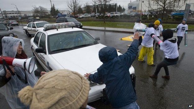 Immigrant Detention Centre Hunger Strike In Fourth Day Bbc News 4424