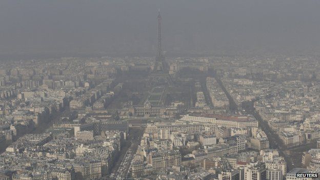 Paris covered in smog (13 March 2014)