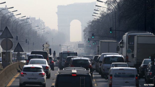 Cars waiting in traffic in Paris (13 March 2014)