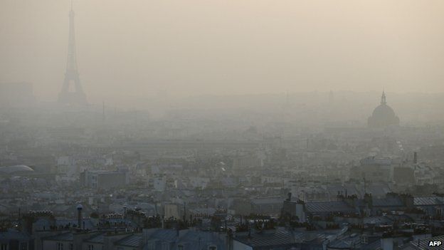 Paris covered in smog (11 March 2014)