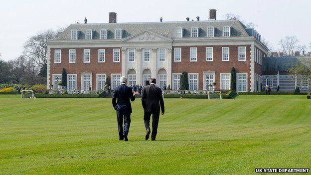 John Kerry and Sergei Lavrov in the grounds of Winfield House, the US ambassador's residence in London before the start of talks focussed on Russian intervention in Crimea (March 14, 2014)