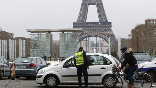 A police officer inspects a vehicle in Paris (17 March 2014)