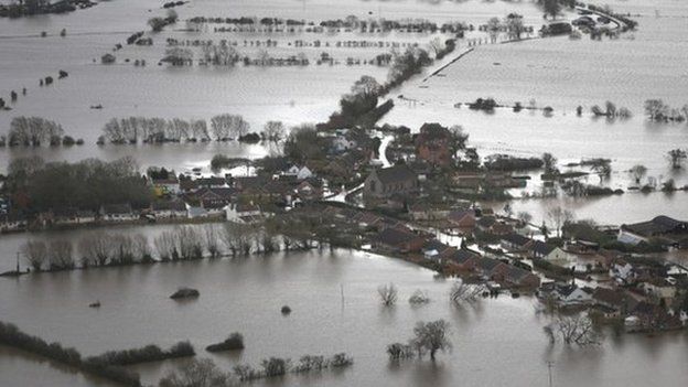 Somerset flood spending approved to improve roads - BBC News