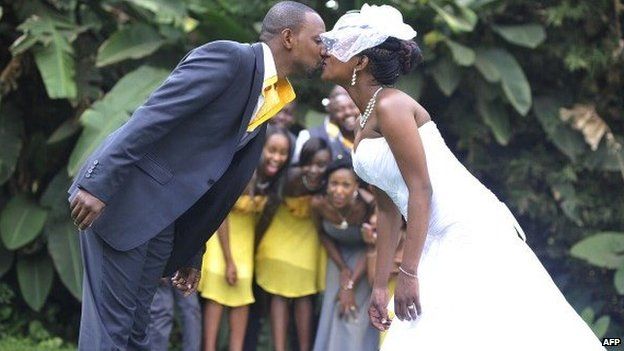 Кенийская пара целуется на свадьбе в садах Таяна в Найроби, 3 сентября 2013 г.