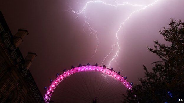Лондонский глаз, пораженный молнией, июль 2013 г.