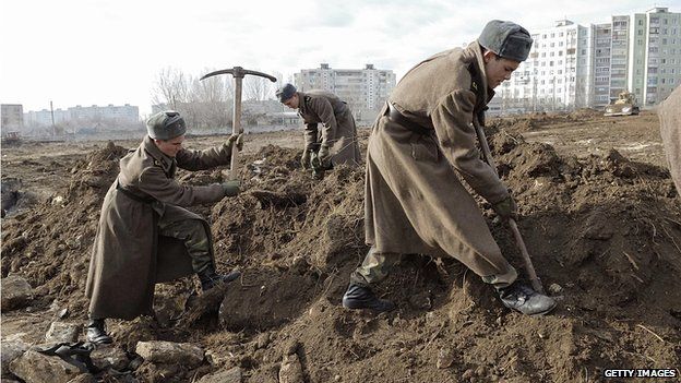 Soldiers in the separatist Moldovan region of Trans-Dniester clean land at a military cemetery in the regional capital Tiraspol (file photo 2007)