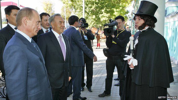 Actor dressed as Pushkin greets Russian President Vladimir Putin and Kazakh President Nursultan Nazarbayev on a visit to Uralsk (file photo 2006)