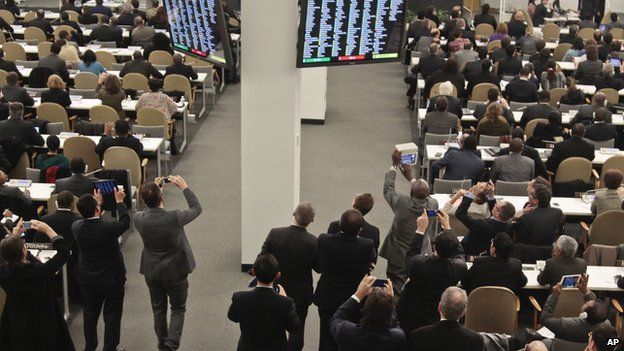 Diplomats leave their seats to photograph an electronic monitors showing a vote count, as the UN General Assembly voted and approved a draft resolution on the territorial integrity of the Ukraine,on 27 March 2014 at UN Headquarters.