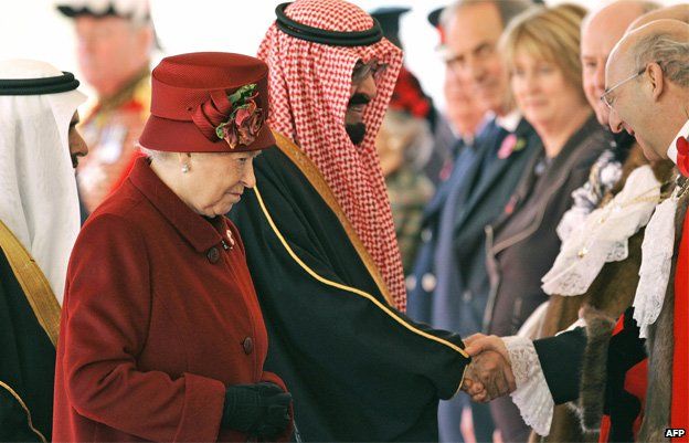 Queen Elizabeth II (L) and King Abdullah of Saudi Arabia are greeted by officials at a ceremonial welcome in Horse Guards in London, 30 October 2007