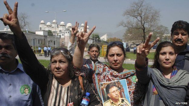 Supporters of former Pakistani President Pervez Musharraf gesture outside the Special Court formed to try him for treason in Islamabad (31 March 2014)