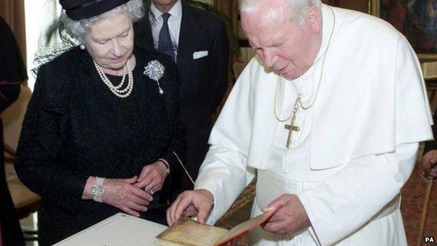 The Queen stands alongside Pope John Paul II in 2000