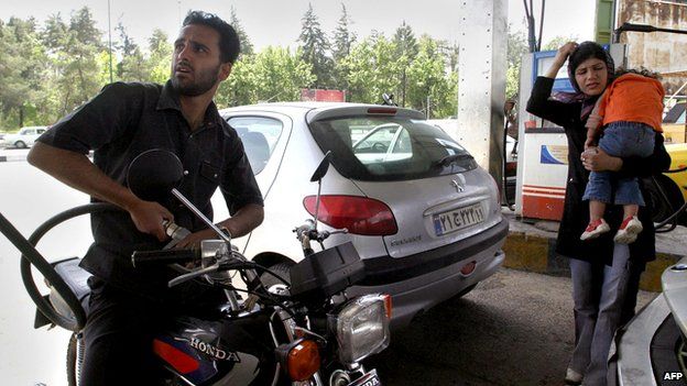 Motorcyclist filling up at a Tehran petrol station (archive)