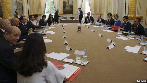 New French cabinet under PM Valls meets - BBC News