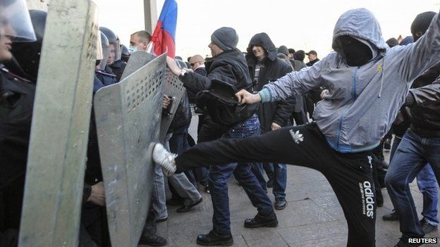 Pro-Russian protesters scuffle with the police near the regional government building in Donetsk April 6, 2014