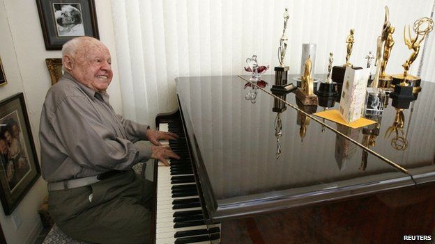 Mickey Rooney playing the piano in 2007