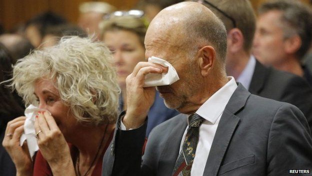 Родственники Оскара Писториуса плачут в суде 8 апреля 2014 г.