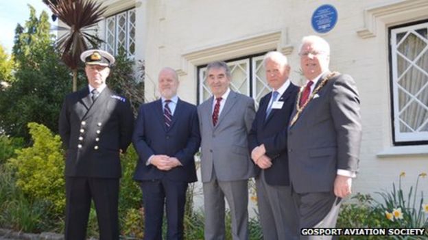 Plaque for WWI pilot Robert Smith-Barry in Gosport - BBC News