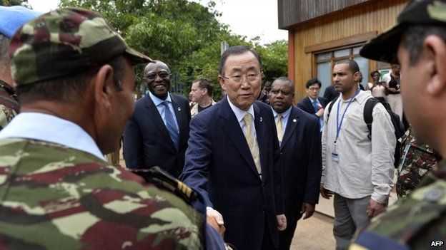Ban Ki-moon met members of the UN Morocco military forces at the UN headquarters in Bangui. 5 April 2014